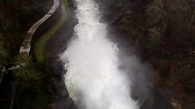 Las lluvias llenan los embalses gallegos y desbordan los ríos