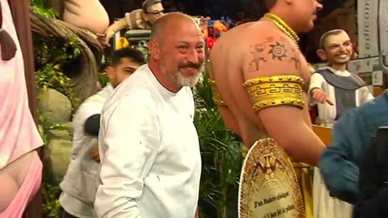 Dos niñas en pijama, las protagonistas del ninot indultado en las fallas de Valencia
