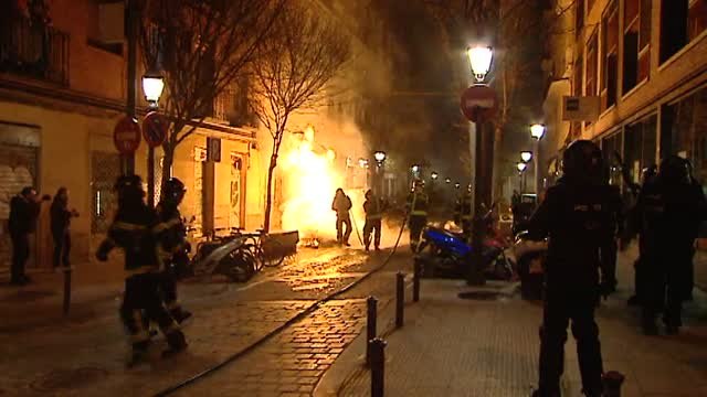 Al menos 6 detenidos y 20 heridos, 10 de ellos policías, tras la muerte de un mantero en Lavapiés