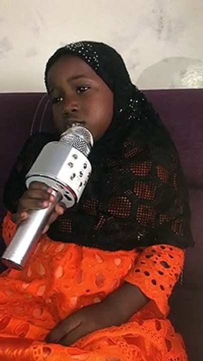 Cette magnifique jeune fille chatne le Prophete (PSL)