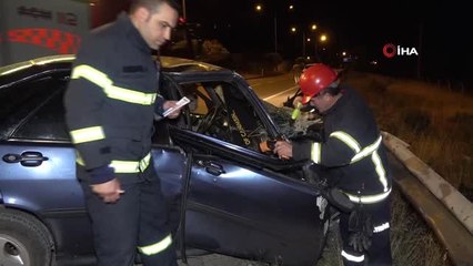 Otomobil bariyere saplandı: 2 ağır yaralı