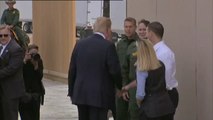 Donald Trump se fotografía con su muro en California
