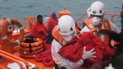 Скачать видео: Rescatados 18 inmigrantes de dos pateras en aguas del Estrecho