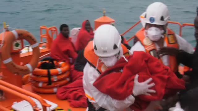 Rescatados 18 inmigrantes de dos pateras en aguas del Estrecho