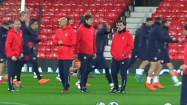 El Sevilla toma contacto con el césped del Teatro de los Sueños