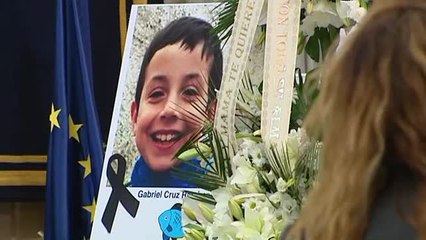 Miles de personas arropan a los padres de Gabriel en la capilla ardiente