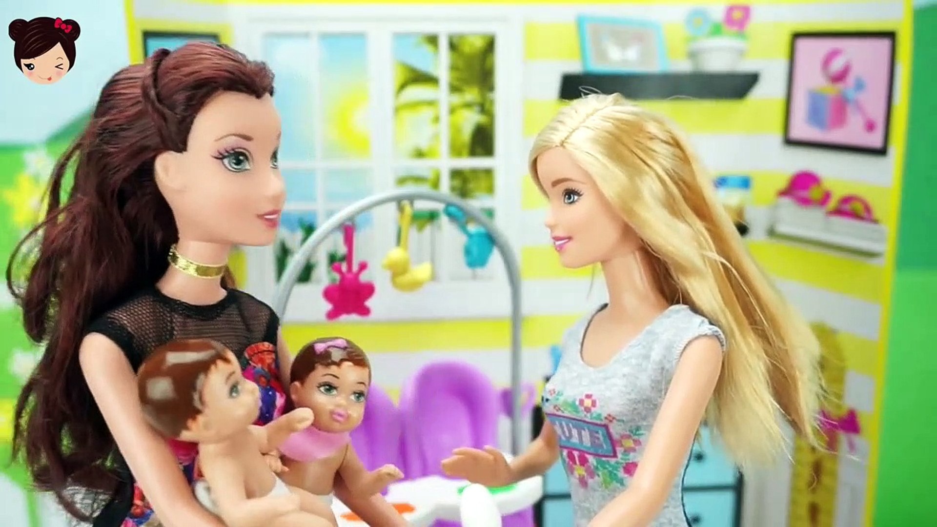 Barbie Ser Niñera - Barbie de Bebe Gemelos - Twin Babysitter - Vidéo