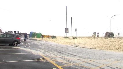 Un mar de espuma cubre el paseo marítimo de la localidad pontevedresa de A Guarda