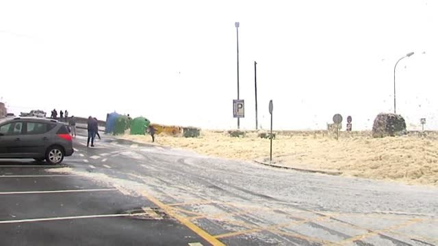 Un mar de espuma cubre el paseo marítimo de la localidad pontevedresa de A Guarda