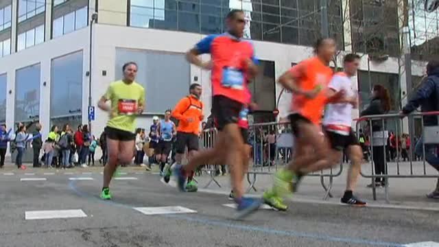 17.000 corredores participan en el maratón de Barcelona