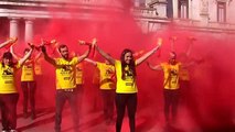 Animalistas tiñen el Ayuntamiento de Valencia de rojo contra la tauromaquia