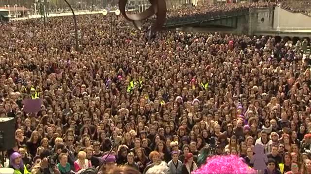 Miles de mujeres se manifiestan por el feminismo