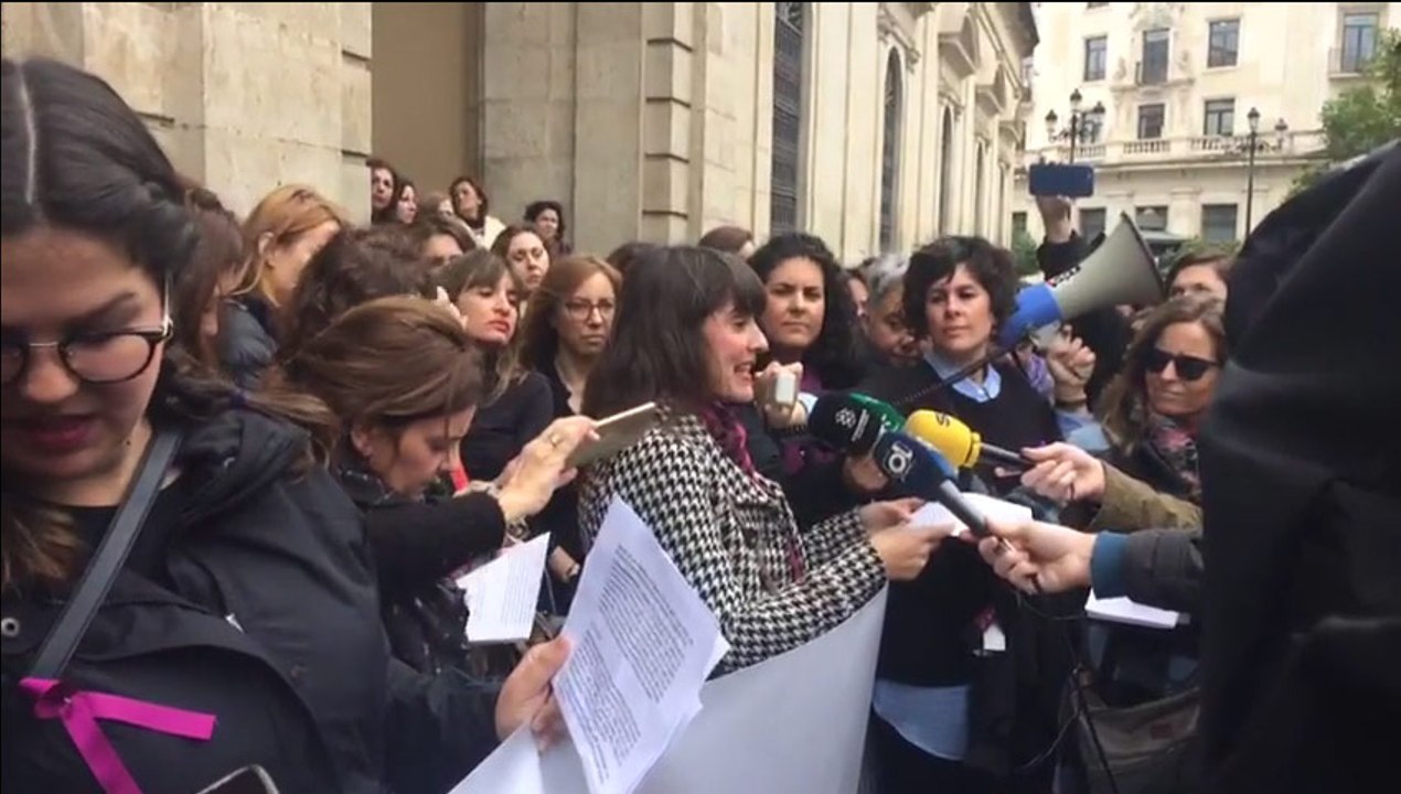 Concentración de mujeres periodistas frente al Ayuntamiento de Sevilla