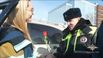 Policías rusos regalan flores en las calles por el Día de la Mujer