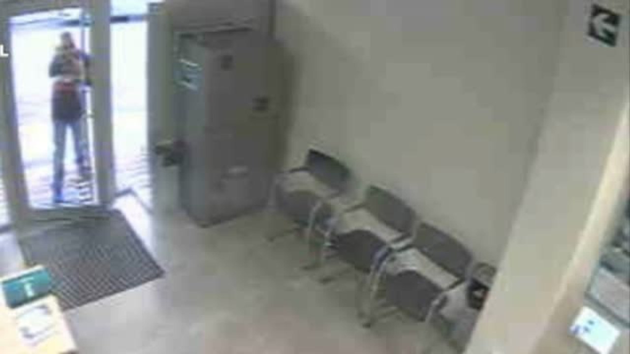 La Guardia Civil pide colaboración ciudadana para localizar a un atracador de bancos