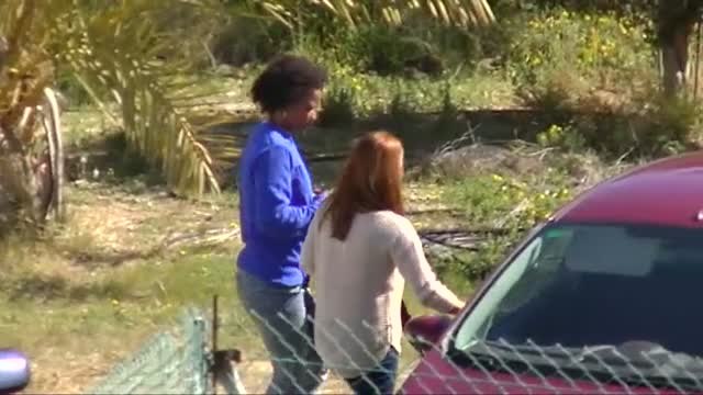 La novia del padre de Gabriel, en un coche de la Guardia Civil