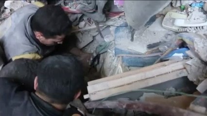 Angustioso rescate de un niño sirio atrapado tras un bombardeo