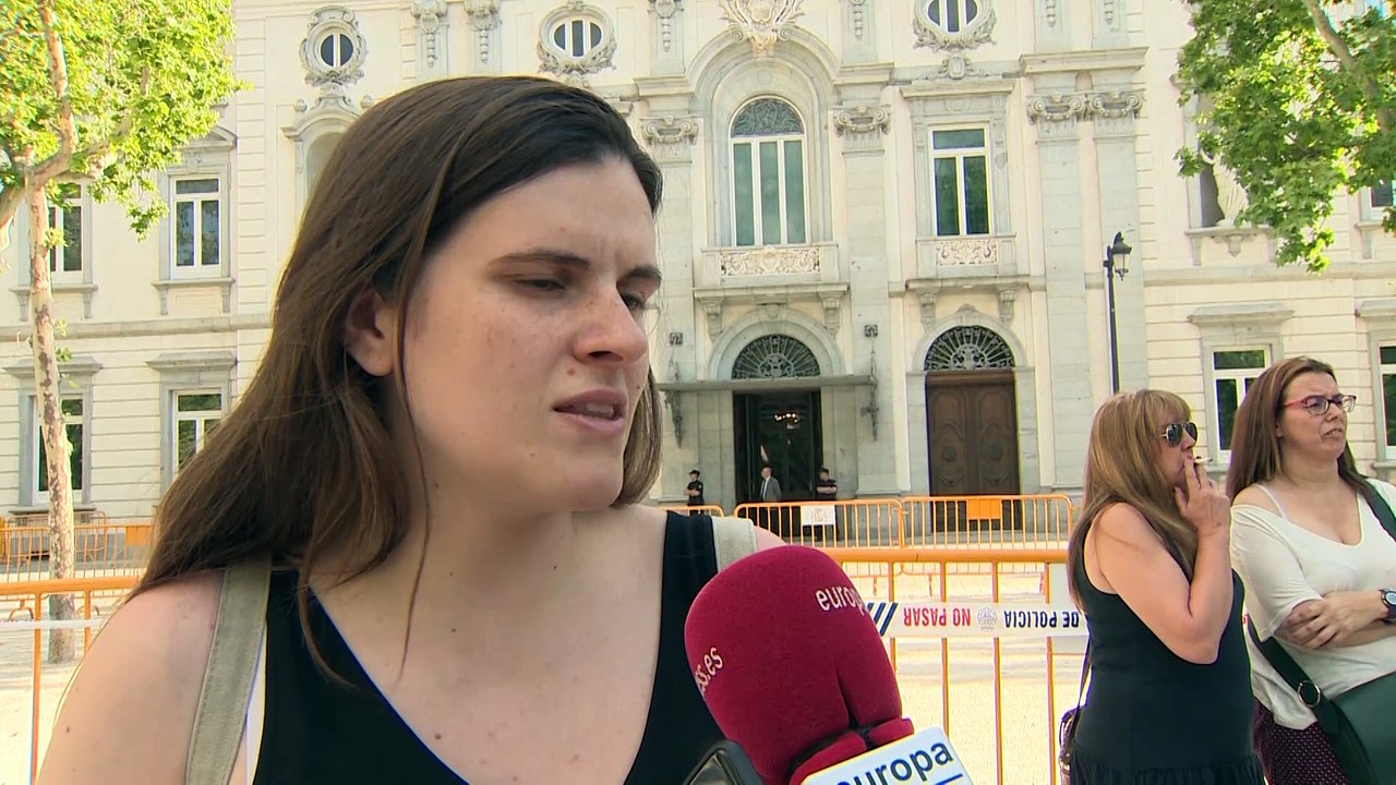 Decenas de personas celebran ante el Supremo la sentencia de La Manada