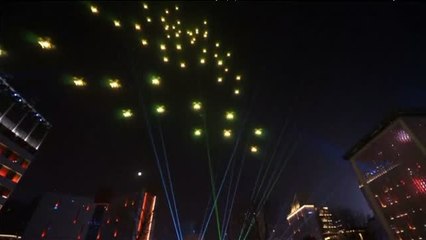 Video herunterladen: Medio millar de drones ilumina el cielo de la ciudad china de Xi'an