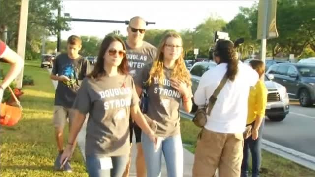 Los estudiantes del instituto de Parklan en Florida vuelven a clase con una fuerte presencia policial