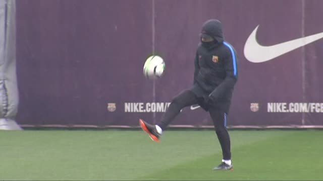 El FC guarda un minuto de silencio en memoria de Quini antes del entrenamiento