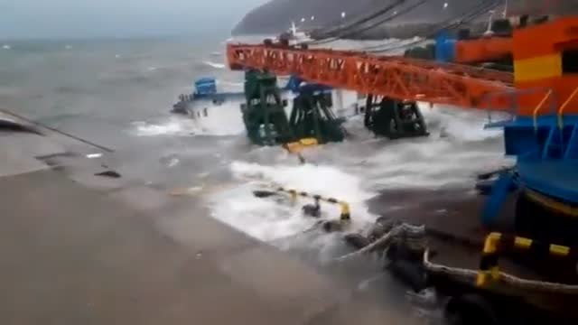 Rachas de viento de 135 km/h y olas de cinco metros en las Canarias