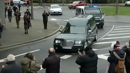 Cientos de personas despiden a Quini en el Molinón