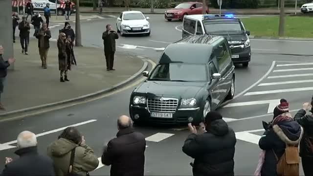 Cientos de personas despiden a Quini en el Molinón