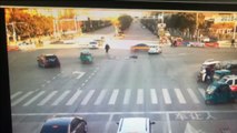 Una camioneta descontrolada atropella a su conductor tras una colisión