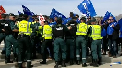 Forcejeo entre manifestantes y guardias civiles en la inauguración de la cárcel de Archidona