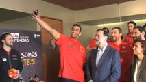 Rajoy se hace un selfie con la selección española de baloncesto