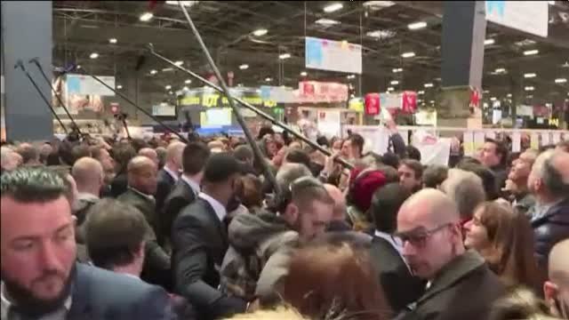 Sonora pitada a Macron en su primer Salón de la Agricultura como presidente