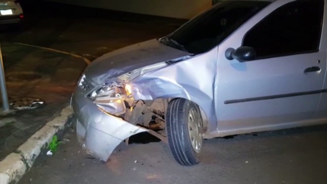 Veículos se envolvem em acidente na Avenida Carlos Gomes