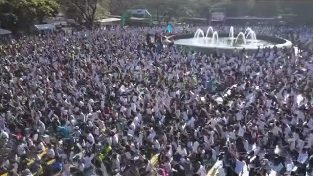 Más de 16.000 personas participan en Manila en una clase colectiva de dibujo
