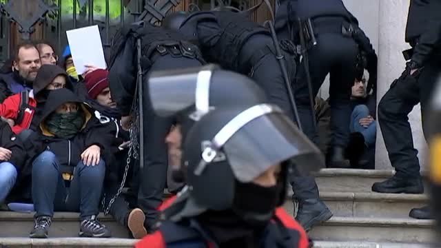 14 detenidos en la concentración independentista frente al TSJC