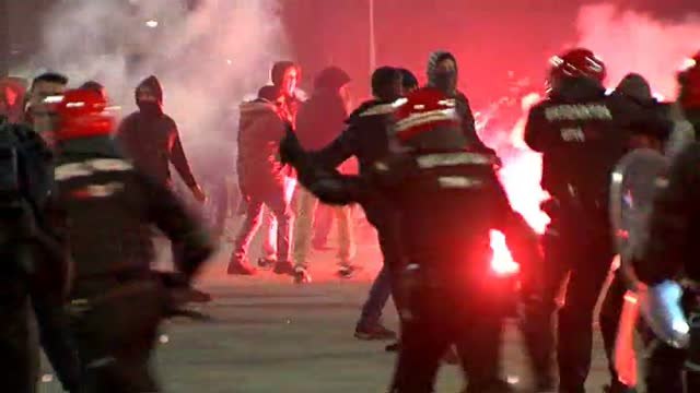 Fallece un ertzaina de 51 años durante la batalla de ultras en los alrededores de San Mamés