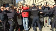 Miles de pensionistas saltan el cordón policial y bloquean las puertas del Congreso