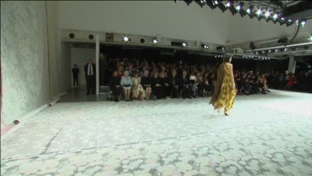 Isabel II asiste al desfile de cierre de la Semana de la Moda de Londres
