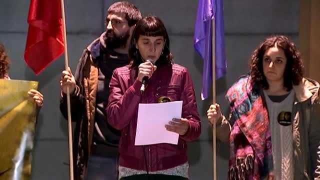 Vecinos de Anna Gabriel se concentran en apoyo a la líder de la CUP