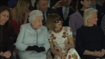 La Reina Isabel II visita la London Fashion Week