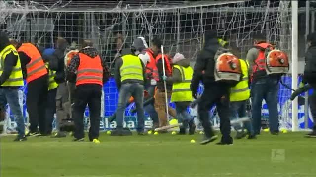 Lluvia de pelotas de tenis durante un encuentro de la Bundesliga