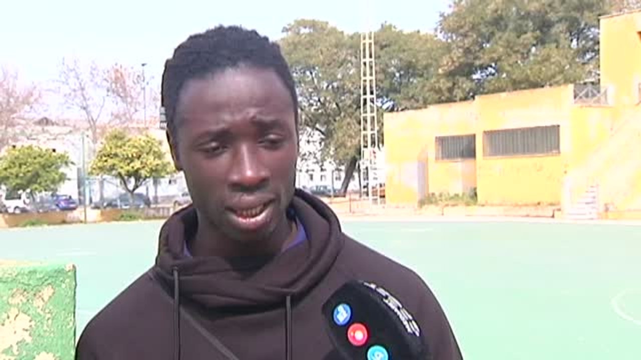 Un jugador de Alma de África recibe un puñetazo...