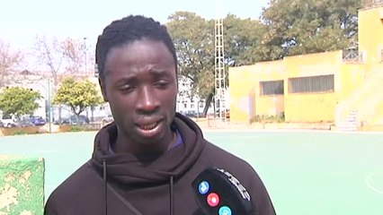 Un jugador de Alma de África recibe un puñetazo en el descanso de un partido