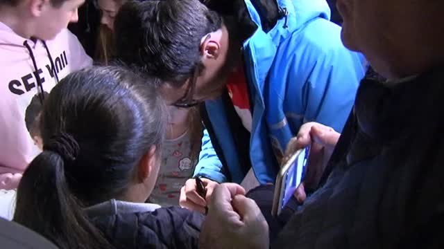 Javier Fernández regresa a España tras conseguir el bronce en los Juegos Olímpicos de Invierno