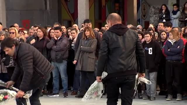 Ondarroa arropa a los padres de Ekai