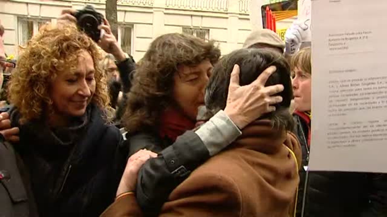 Gritos de 'Visca Terra Lliure' en la concentración de apoyo a Mireia Boya ante el Supremo