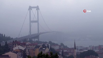 İstanbul Boğazı’ndaki köprüler sis nedeniyle adeta kayboldu