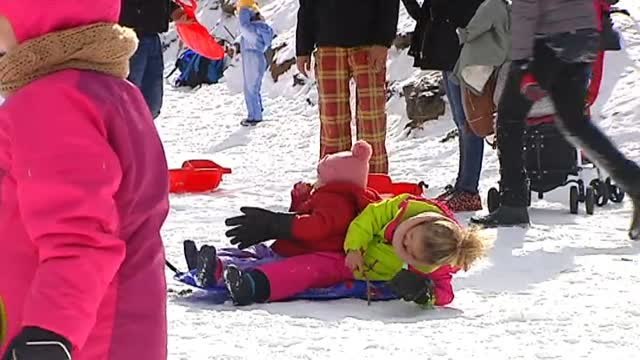 Niños y mayores aprovechan el fin de semana de nieve para disfrutar