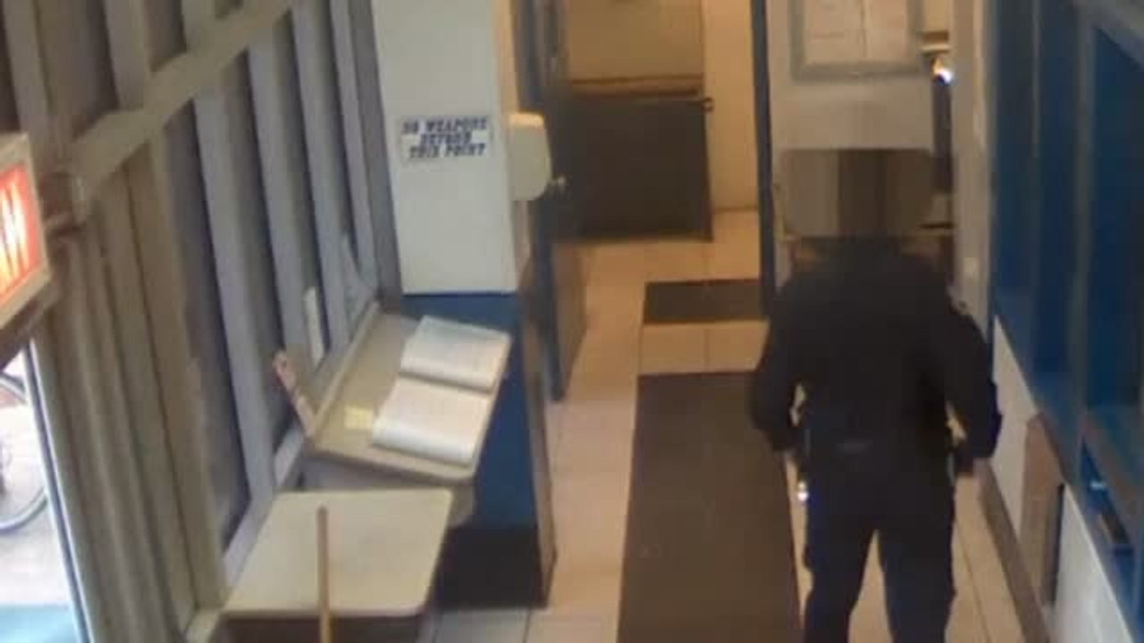 Consigue colarse en una cárcel de Nueva York con hojas de bisturí y drogas