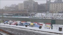 El temporal de frío y nieve afecta a los más de 300 migrantes acampados a las orillas del canal de San Martín en París